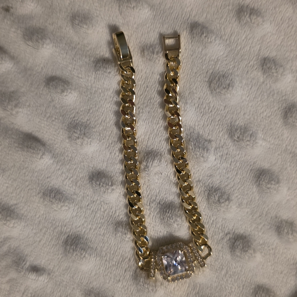 Gold Chain Bracelet with Crystal Centerpiece - Picture 3 of 9